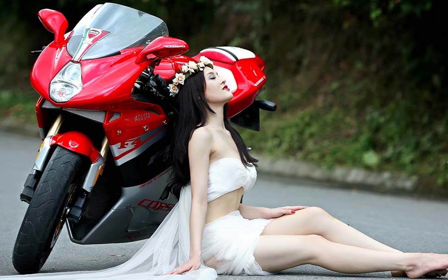 Beautiful girls and motorcycles in Yancheng