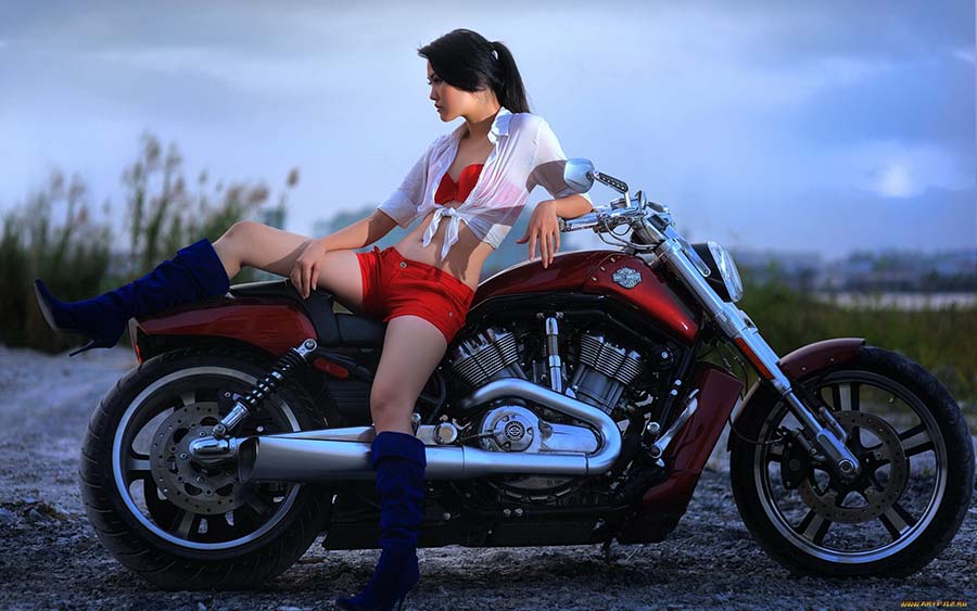 Beautiful girls and motorcycles in Yancheng