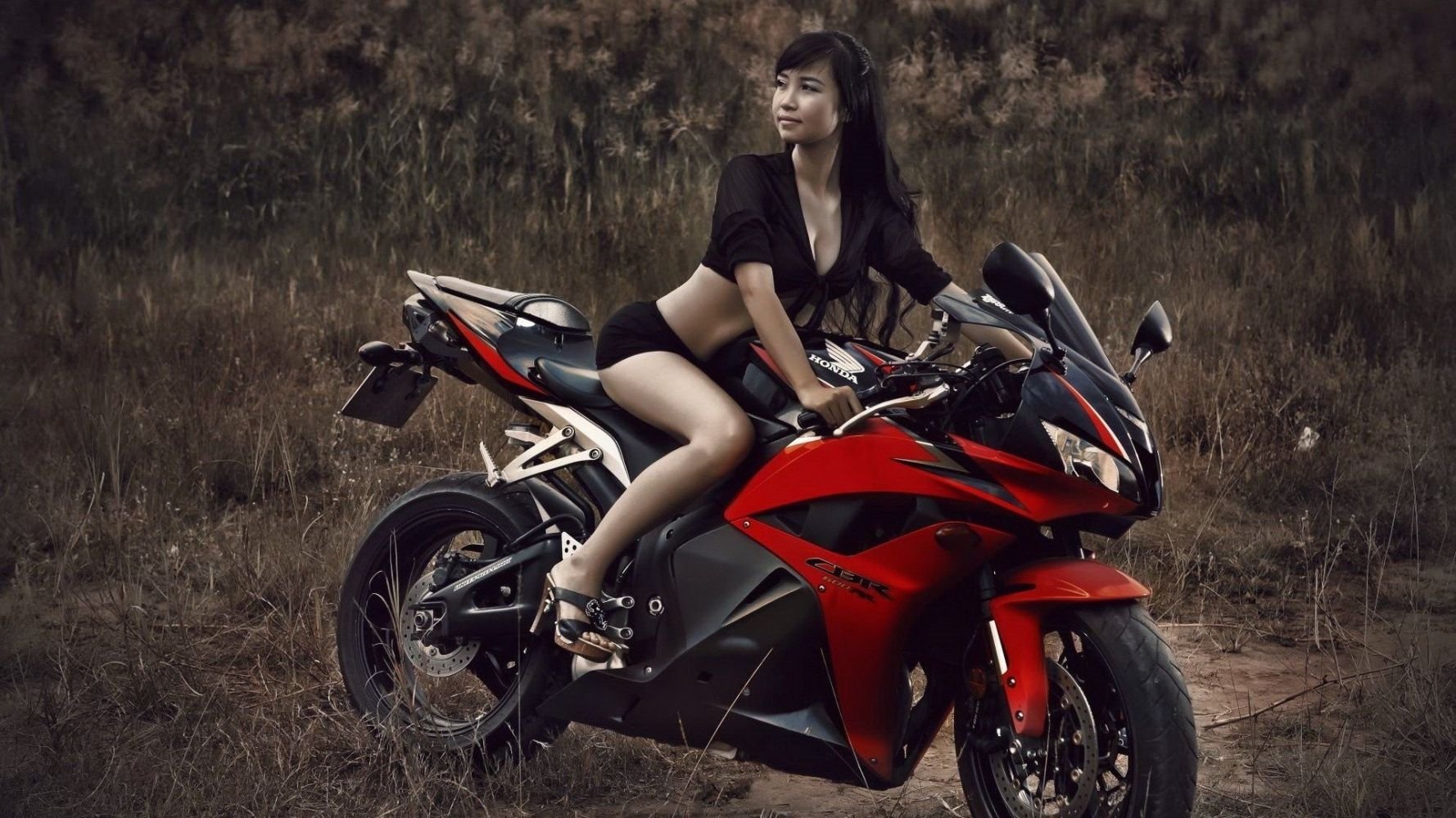 Fitness girls and bikes in Yancheng