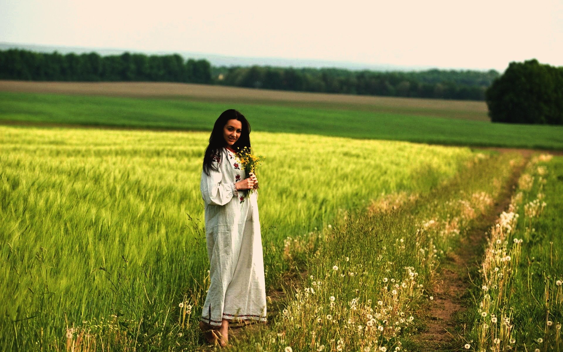 Women in Slavic costumes in Yancheng