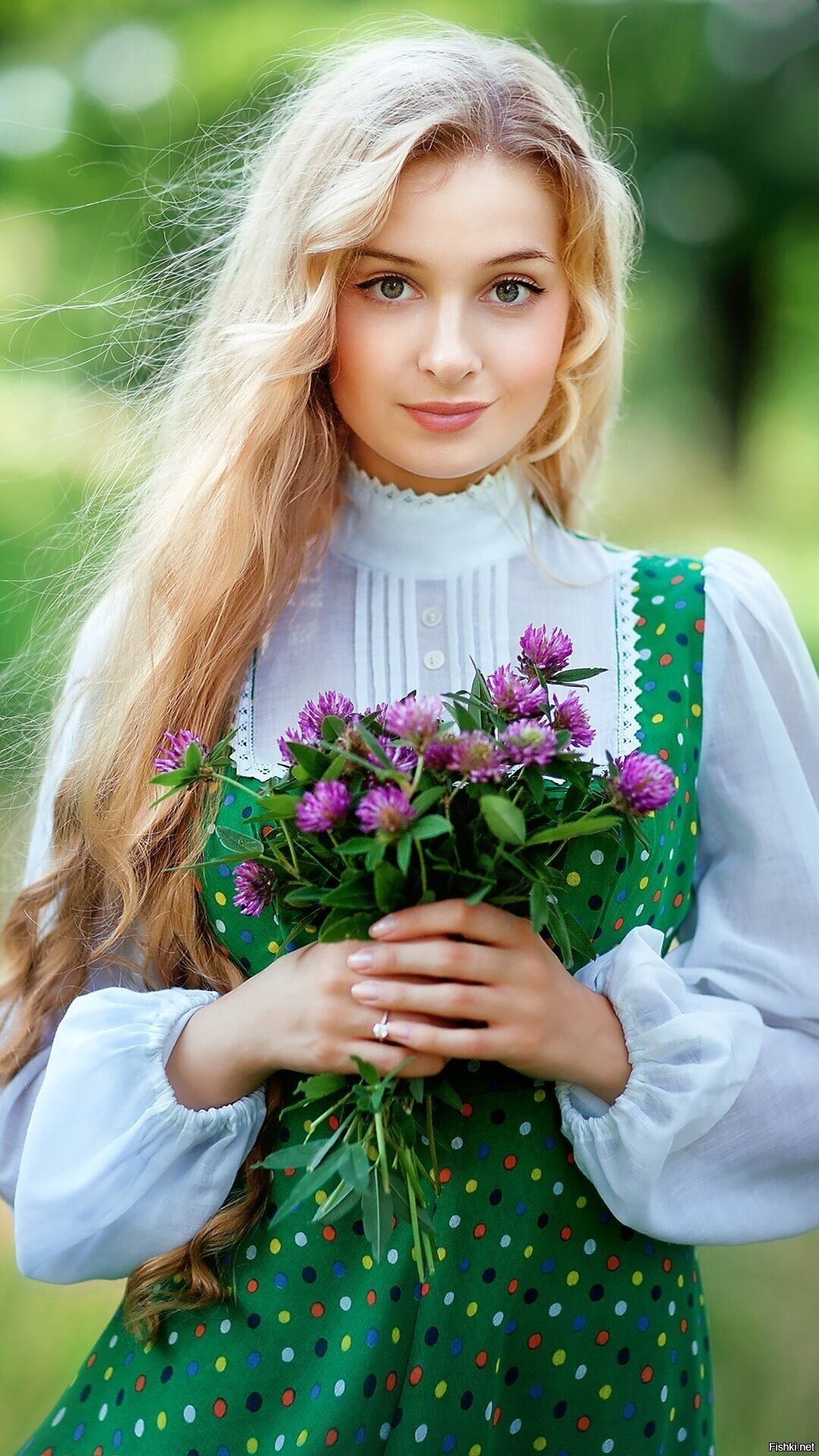 Girls in Slavic costumes in Yancheng
